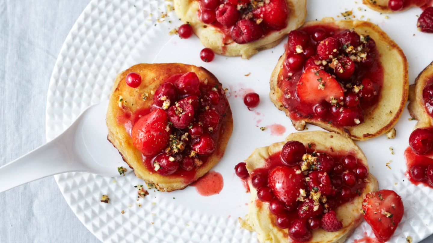 Ricotta-Pfannkuchen mit Beerengrütze Rezept - [ESSEN UND TRINKEN]