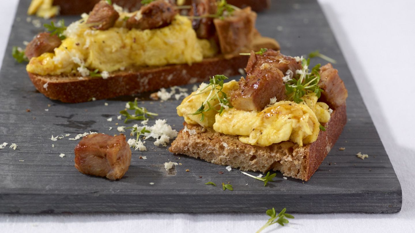 Geröstete Kalbshaxe mit Rührei und Kresse Rezept