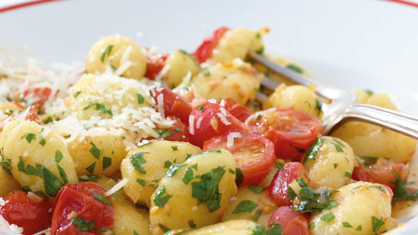 Gnocchi mit geschmolzenen Tomaten Rezept - [ESSEN UND TRINKEN]