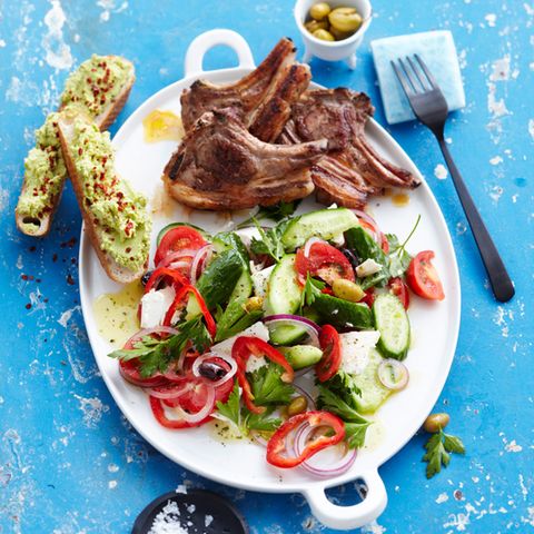 Griechischer Salat mit Lammkoteletts