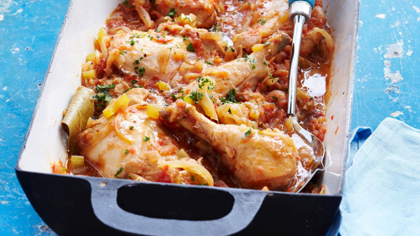 Geschmortes Huhn mit Zwiebeln und geriebenen Tomaten Rezept - [ESSEN ...