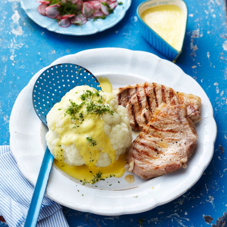 Kalbssteaks mit Blumenkohl und Sauce Mousseline