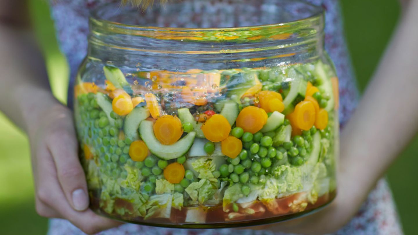 Gemüsesalat mit süß-scharfem Minz-Chili-Dressing Rezept - [ESSEN UND ...