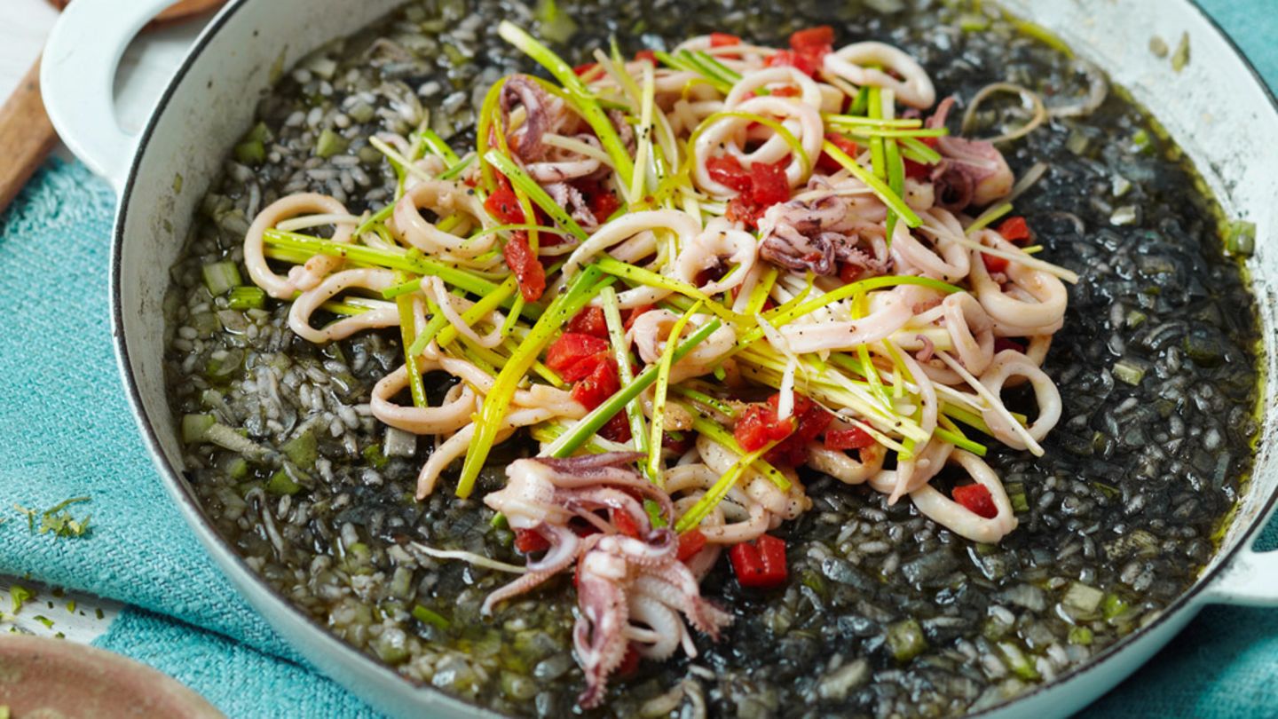Schwarze Paella mit Calamari Rezept