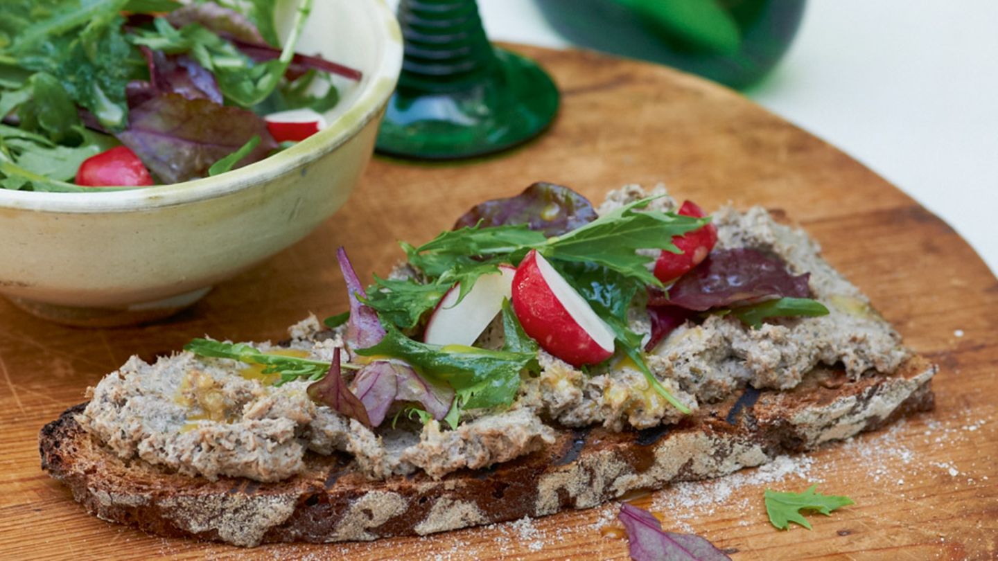 Warmes Bauernbrot mit Leberwurst und Salat Rezept