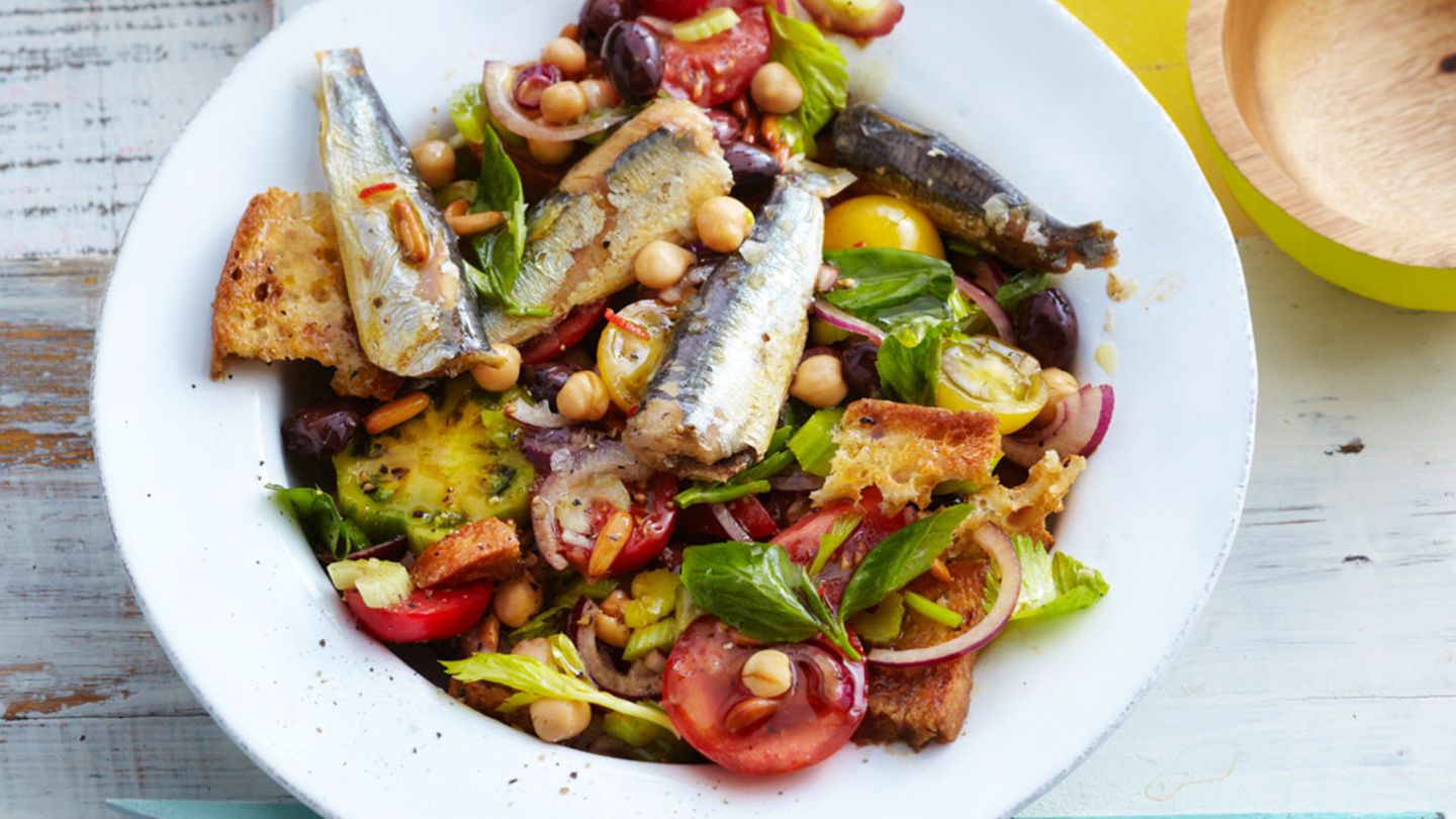 Olsardinen Mit Tomaten Brotsalat Rezept Essen Und Trinken