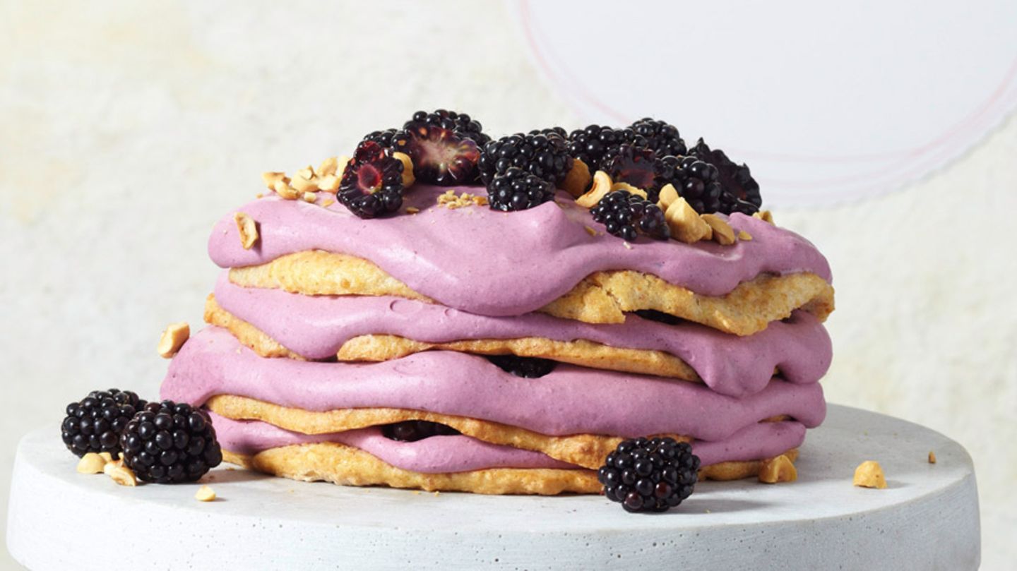 Nuss-Baiser-Brombeertorte Rezept