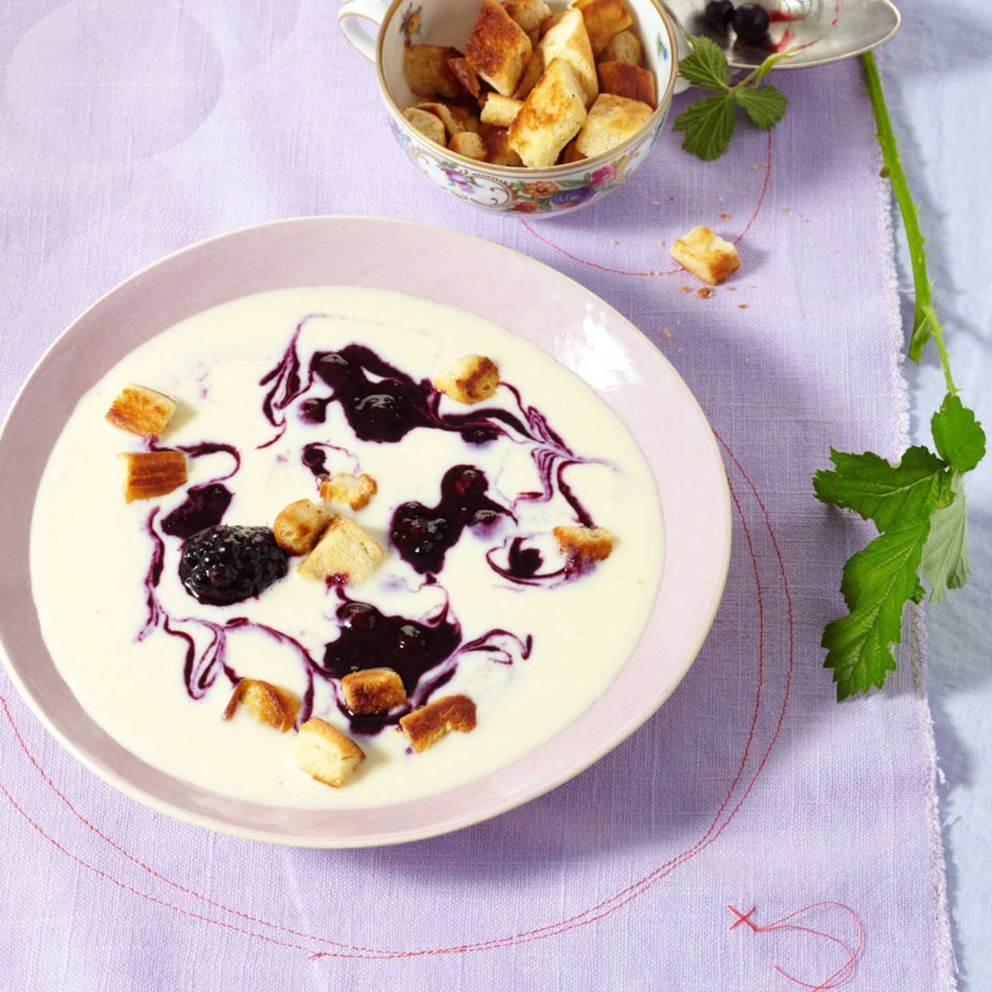 Eiskalte Marzipan-Beerensuppe