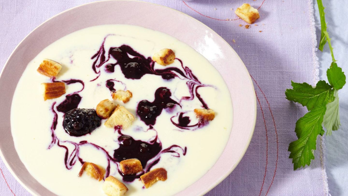 Eiskalte Marzipan-Beerensuppe Rezept