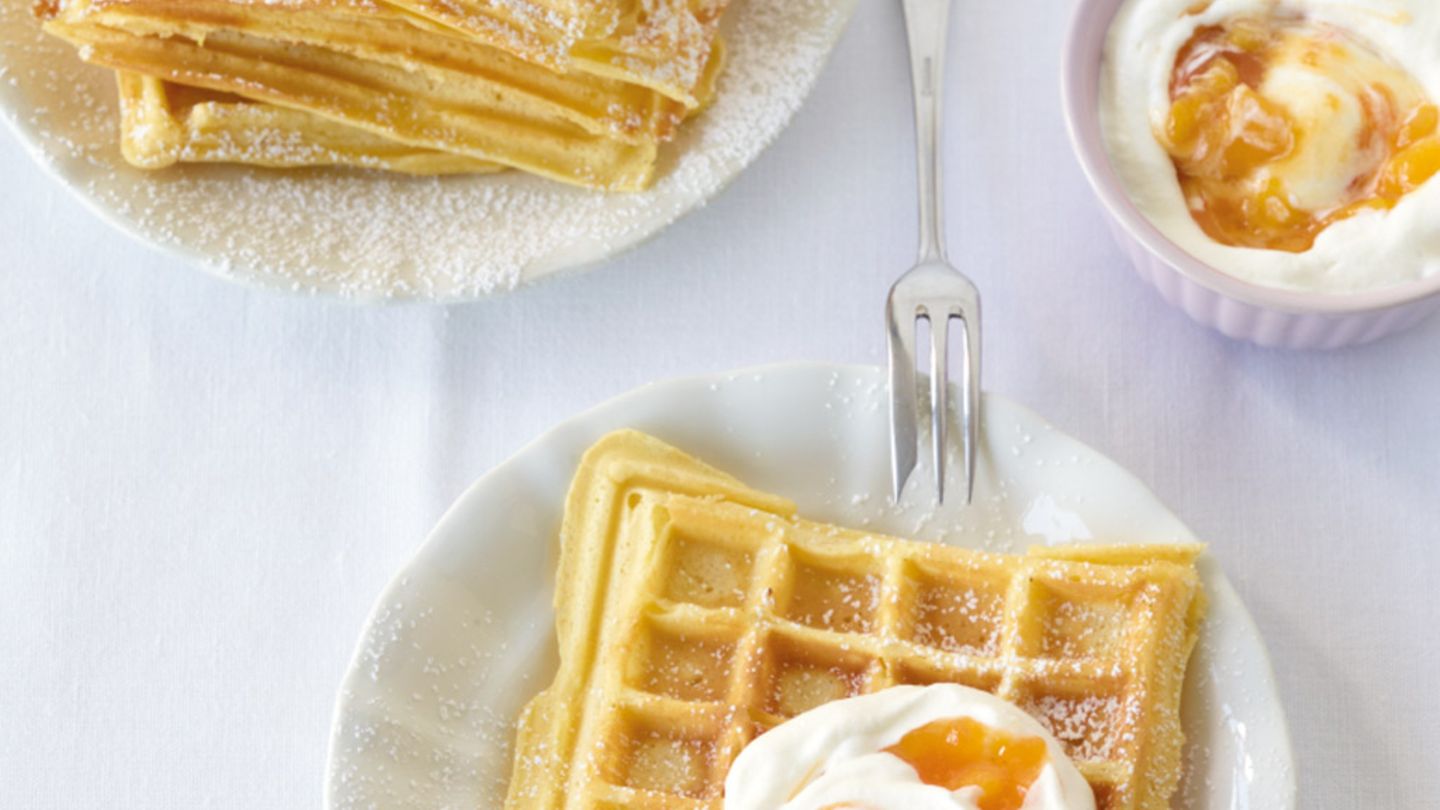 Buttermilchwaffeln mit Aprikosensahne Rezept - [ESSEN UND TRINKEN]