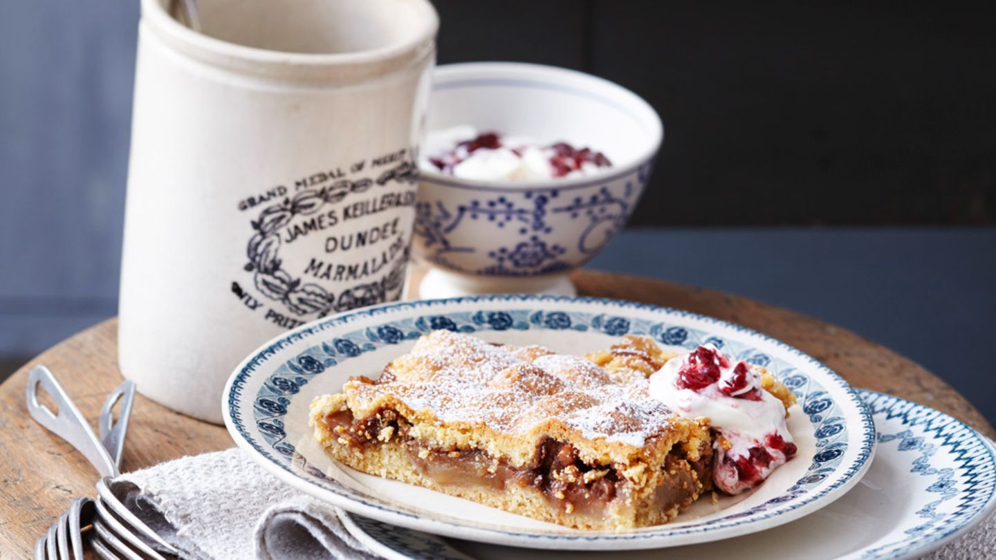 Gedeckter Apfel-Birnenkuchen mit Preiselbeer-Joghurtschmand Rezept