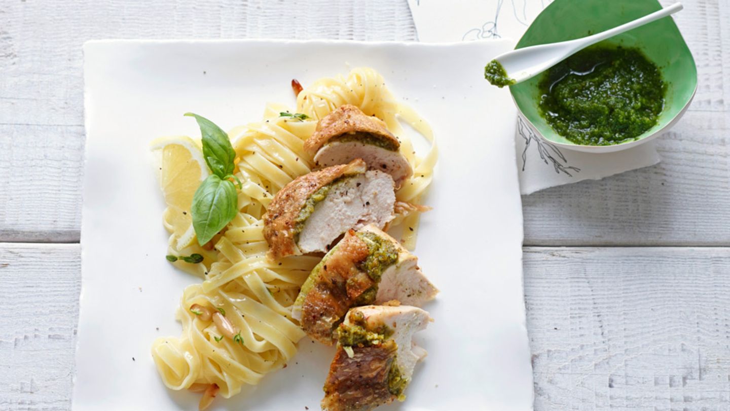 Basilikum Hahnchen Auf Zitronen Pasta Rezept Essen Und Trinken