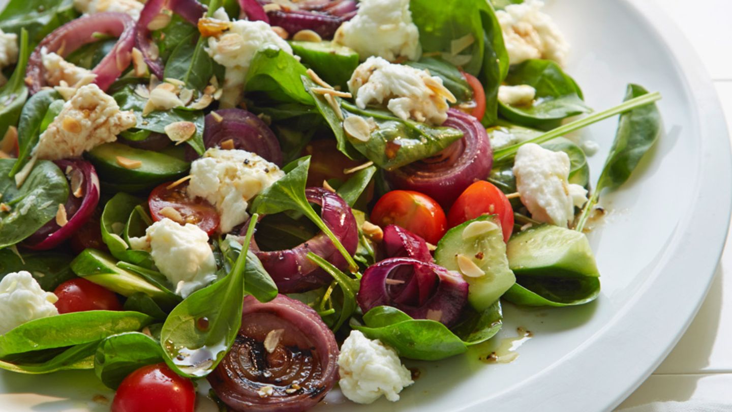 Spinatsalat mit Büffelmozzarella Rezept - [ESSEN UND TRINKEN]