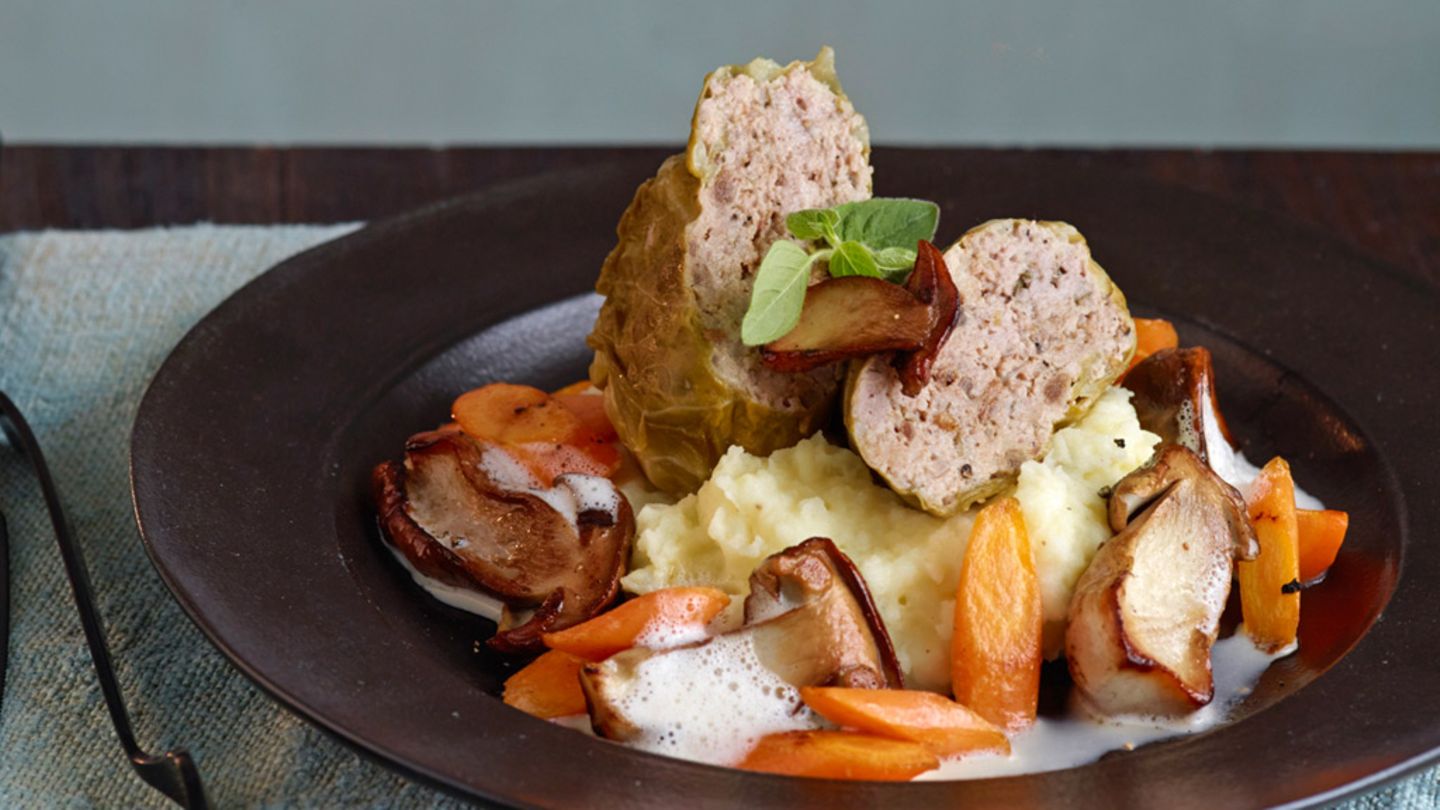 Spitzkohl-Steinpilz-Rouladen Rezept - [ESSEN UND TRINKEN]