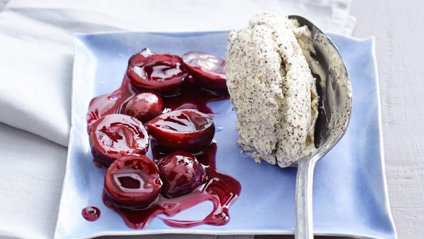 Mohn-Mousse mit Zwetschgenkompott Rezept