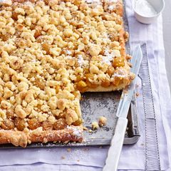 Mirabellenkuchen mit Macadamiastreuseln