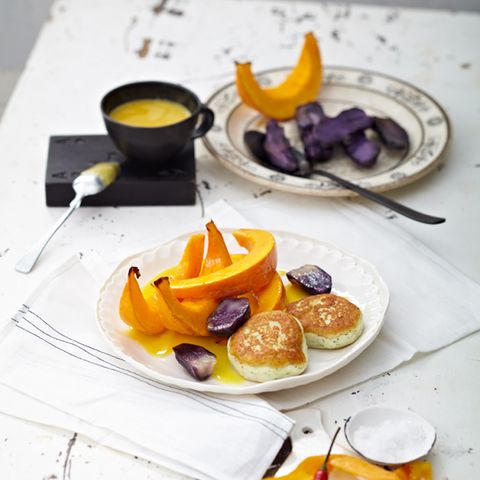 Kürbisspalten mit Zanderbuletten und Orangensauce