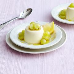 Zitronen-Panna-cotta mit Traubensalat