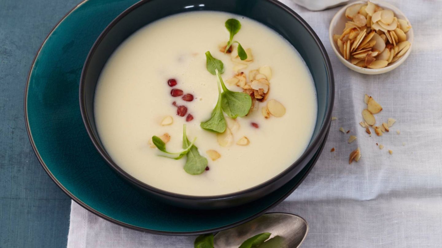 Kartoffelsuppe mit Feldsalat und Mandeln Rezept