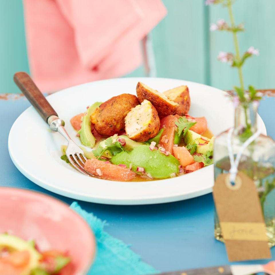Seafood Cakes mit Avocado-Grapefruit-Salat
