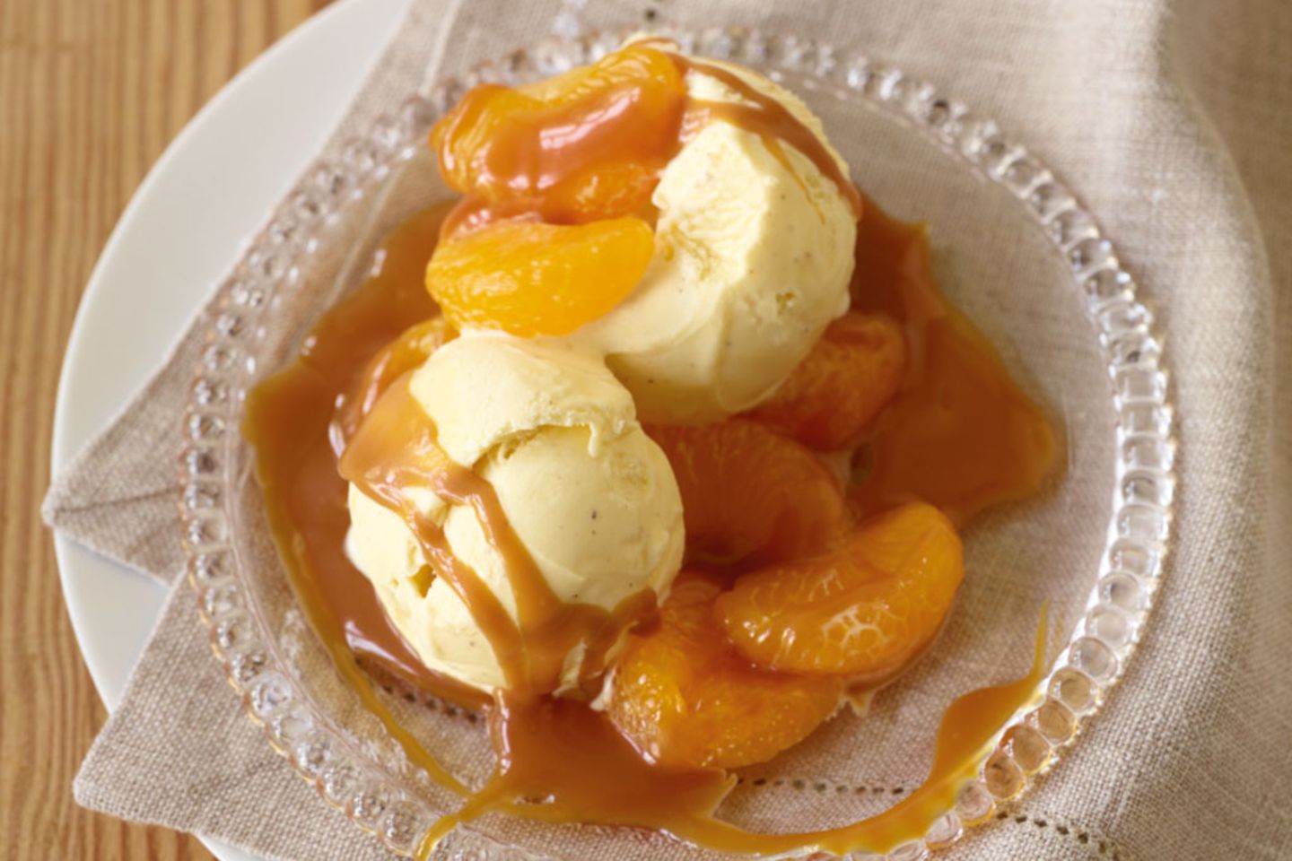 Vanilleeis mit Karamellsauce Rezept