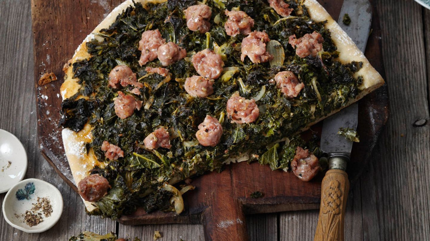 Grünkohl-Focaccia mit Salsicce Rezept