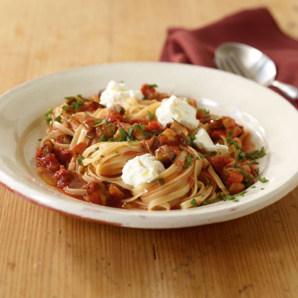 Linguine mit Auberginen-­Sugo