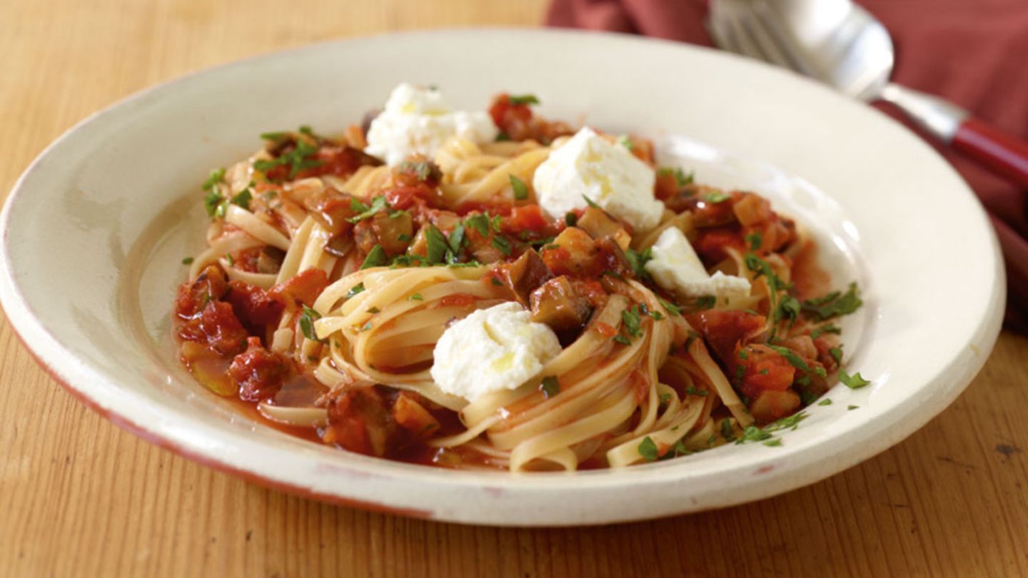 Linguine mit Auberginen-­Sugo Rezept