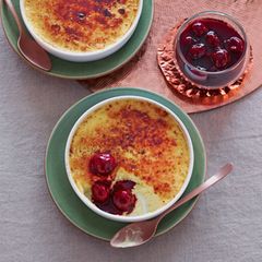 Marzipan-Crème-brûlée mit Gewürzkirschen