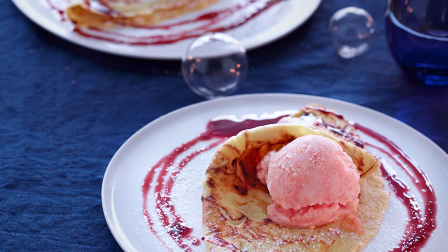 Crêpes mit Grapefruit-Sorbet und Cassis-Sirup Rezept