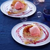 Crêpes mit Grapefruit-Sorbet und Cassis-Sirup