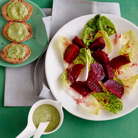Chicorée-Römersalat mit Rote Bete und Pesto-Creme-Crostini