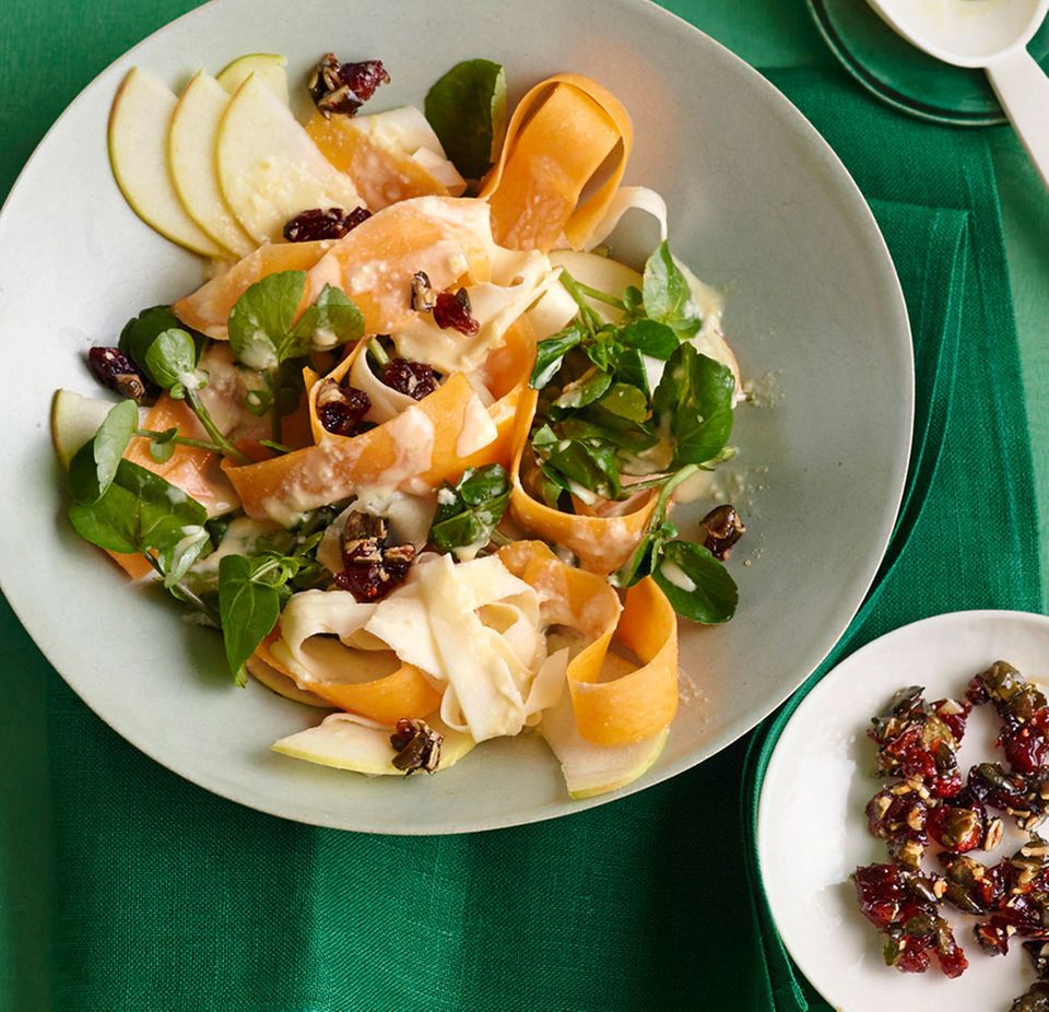Knackig und frisch: Salat mit rohem Kürbis Knackig und frisch: Salat mit rohem Kürbis