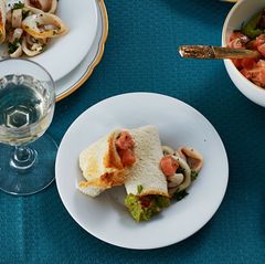 Toast-Röllchen mit Lachs und Calamari