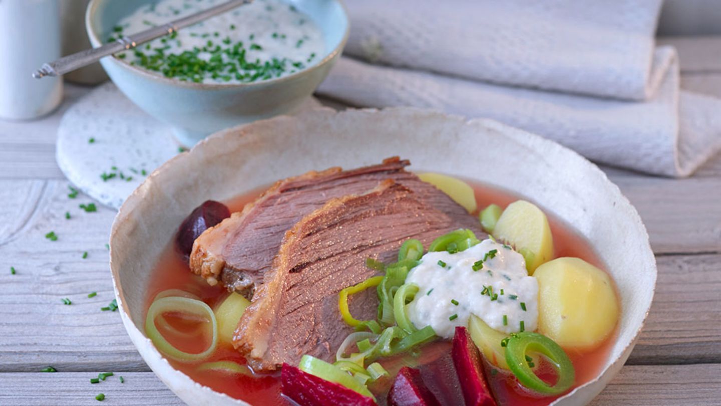 Gesottener Rindertafelspitz mit Rote-Bete-Bouillon-Kartoffeln Rezept