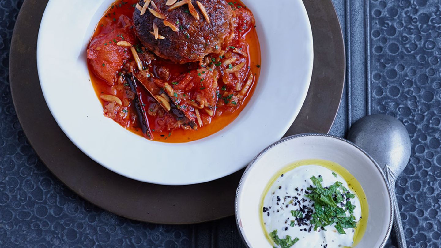 Lammhackfrikadellen mit scharfer Tomatensauce Rezept