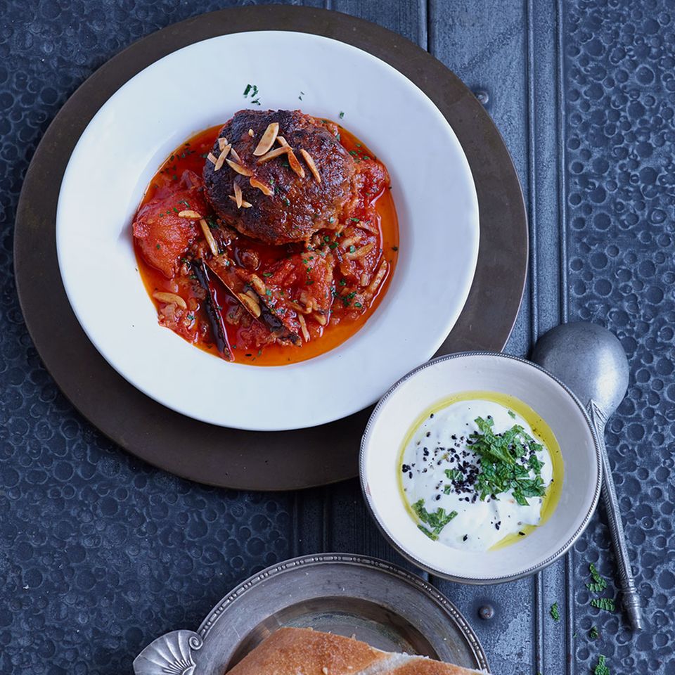 Lammhackfrikadellen mit scharfer Tomatensauce