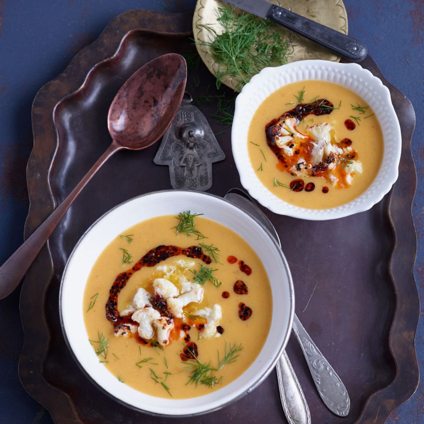 Gelbe Linsen-Möhren-Suppe mit geröstetem Blumenkohl
