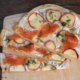 Ziegenkäse-Lachs-Flammkuchen