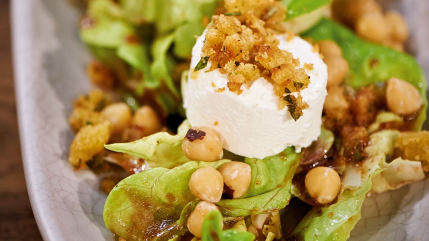 Salat mit Pflaumen-Dressing Rezept