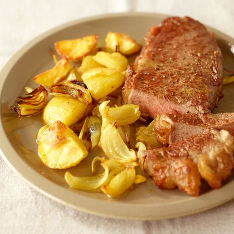 Steak mit Zwiebel-Kartoffel-Gemüse