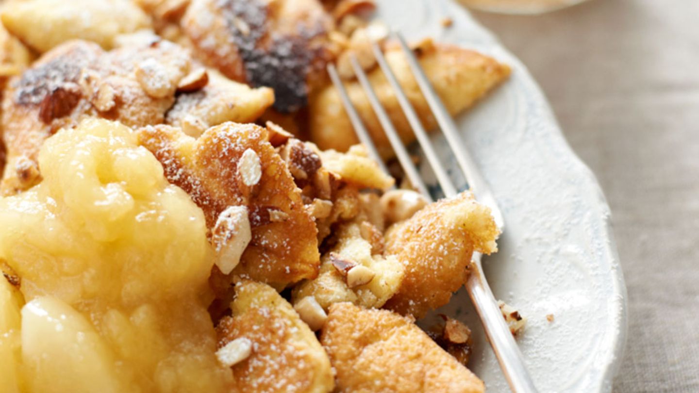 Kaiserschmarren mit Apfel-Birnen-Kompott Rezept - [ESSEN UND TRINKEN]