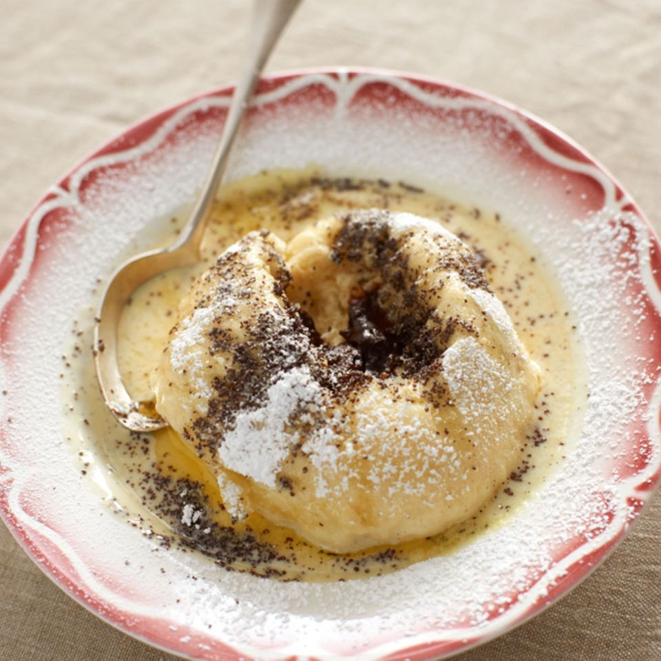 Buchteln Rezept: Hefegebäck mit Pflaumenmus gefüllt - [ESSEN UND TRINKEN]
