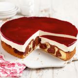 Märchenhaft lecker: Der Rotkäppchen-Kuchen mit Quarksahne, Marmorboden und fruchtiger Decke.