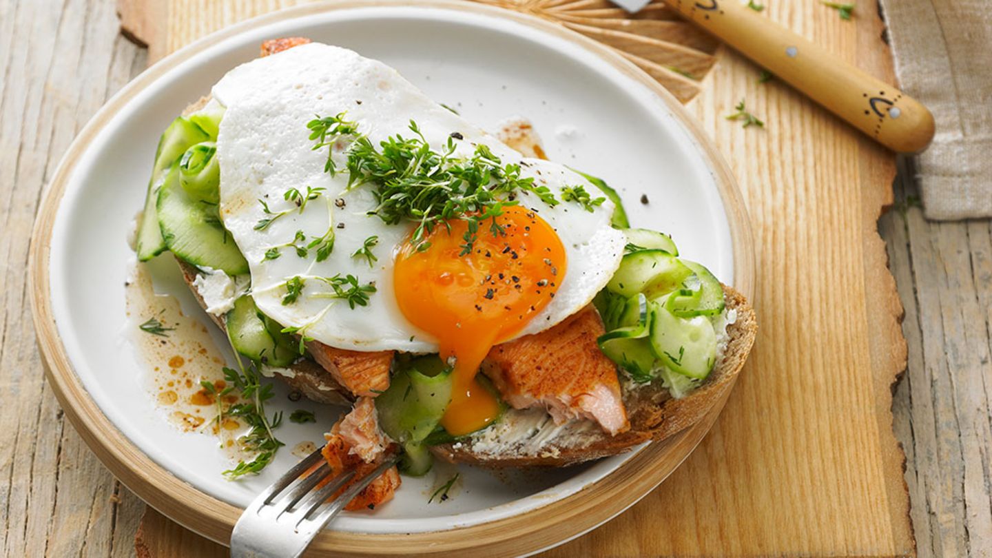 Lachs-Sandwich mit Ei und Gurkensalat