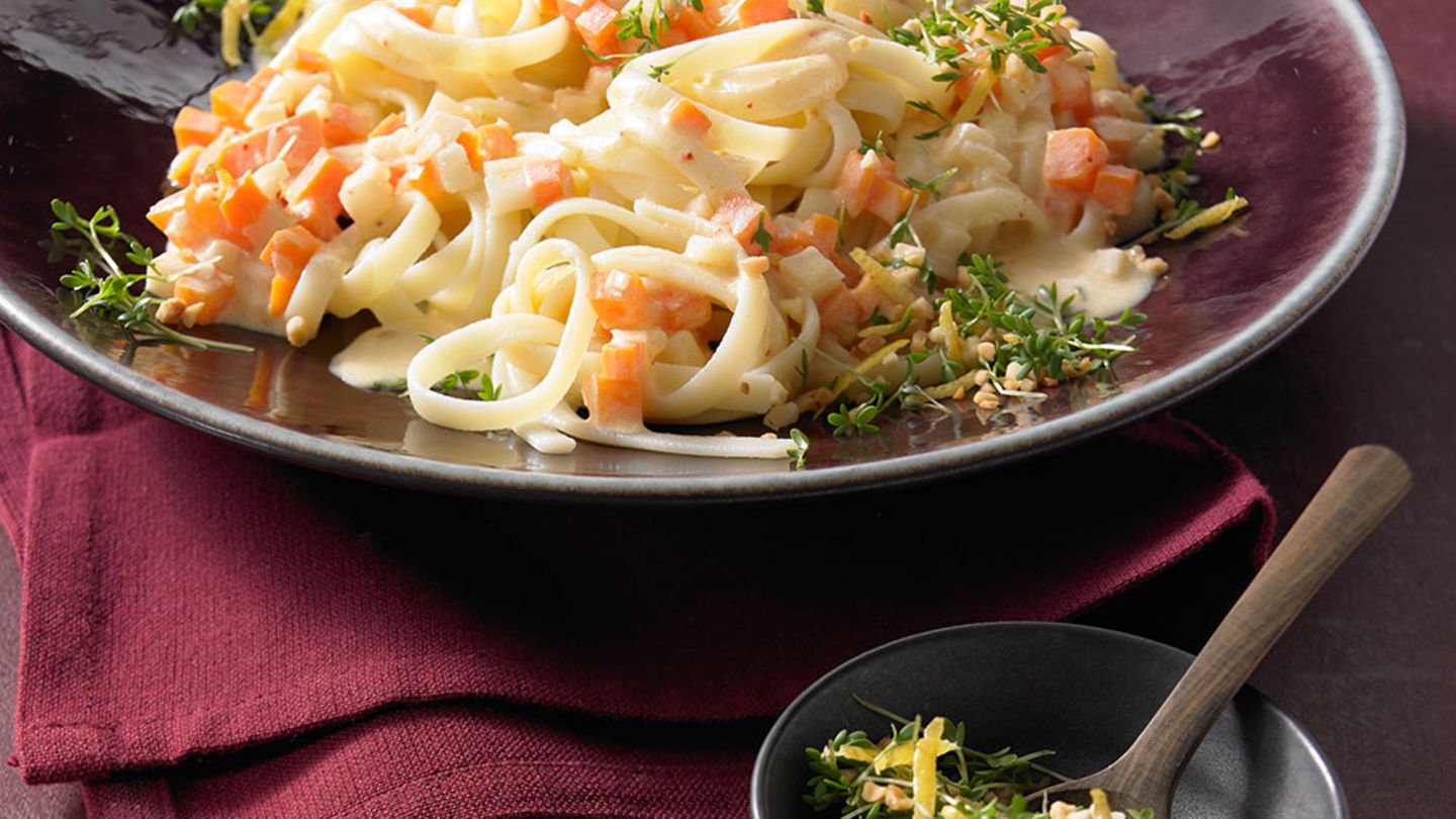Möhren-Sellerie-Nudeln mit Kresse-Mandel-Gremolata Rezept