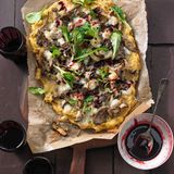 Polenta-Pizza mit Pilzen und Feldsalat