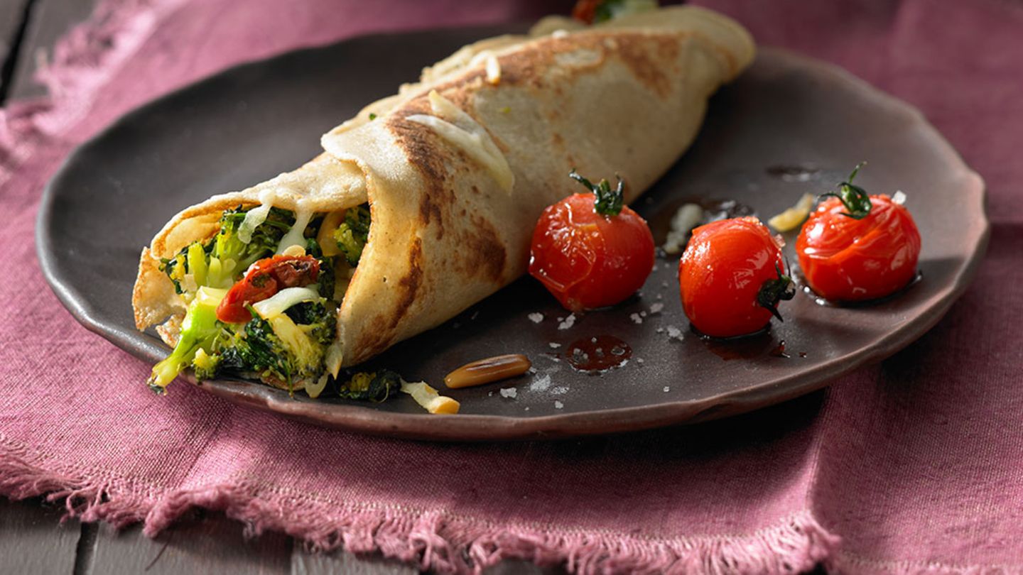 Buchweizen-Palatschinken mit Brokkoli und Kirschtomaten Rezept
