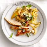 Spiralnudeln mit Huhn und Mozzarella-Pesto