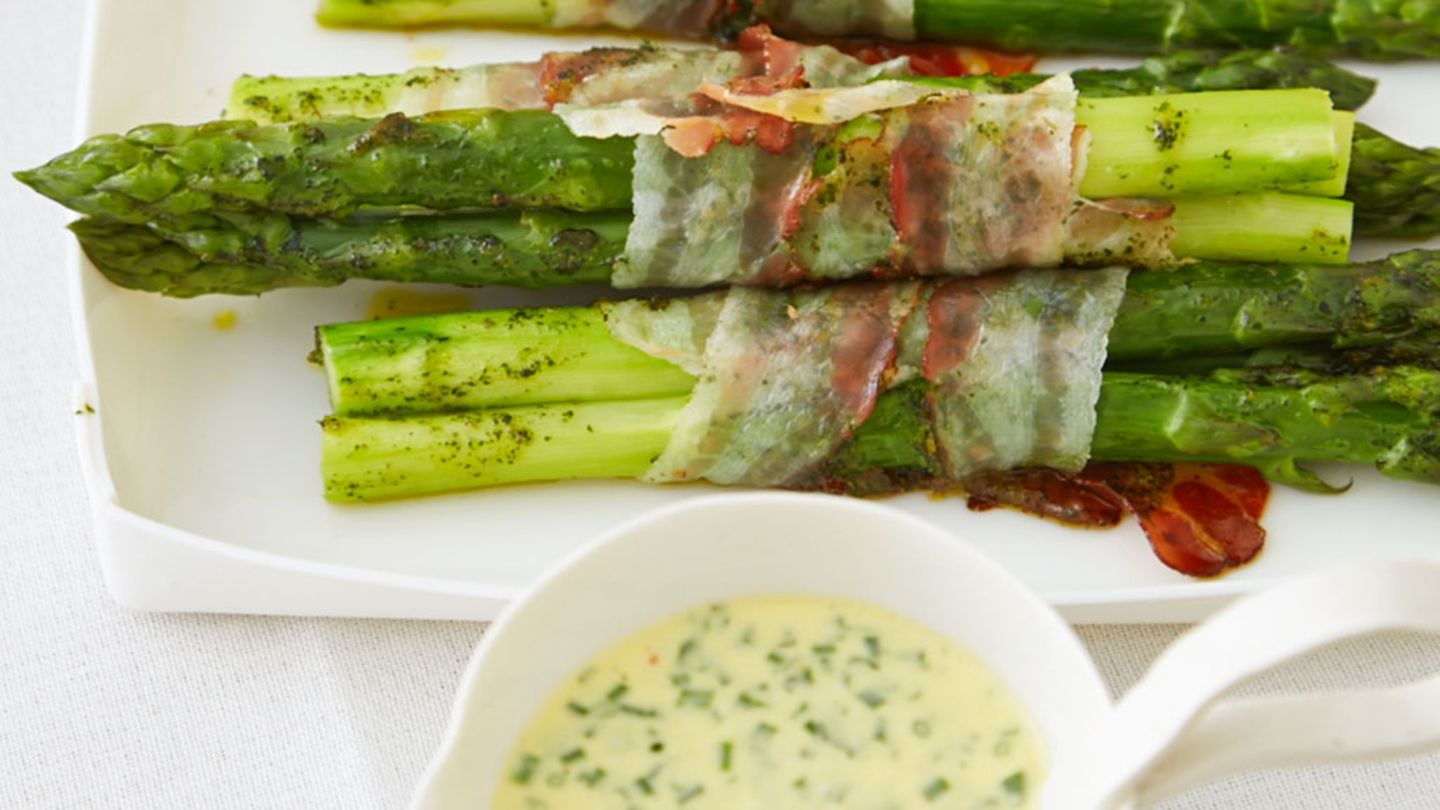 Grüne Spargelpäckchen mit Ei-Kräuter-Sauce Rezept